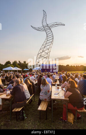 Poetry-Slam-Event, als Bestandteil der "Emscher-Kunst". Skulptur: "Zauberlehrling"-"Der Zauberlehrling" in Oberhausen Stockfoto