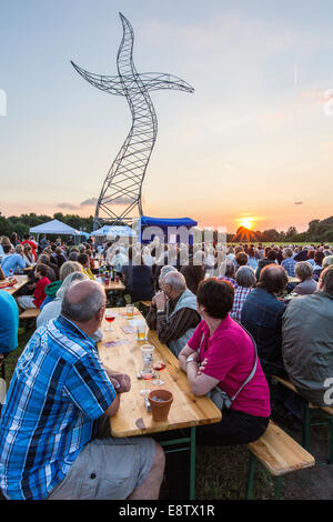 Poetry-Slam-Event, als Bestandteil der "Emscher-Kunst". Skulptur: "Zauberlehrling"-"Der Zauberlehrling" in Oberhausen Stockfoto