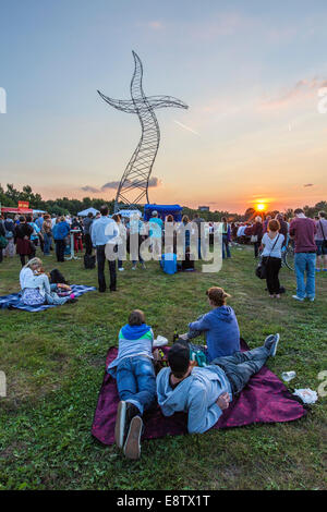 Poetry-Slam-Event, als Bestandteil der "Emscher-Kunst". Skulptur: "Zauberlehrling"-"Der Zauberlehrling" in Oberhausen Stockfoto