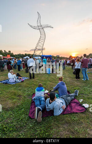 Poetry-Slam-Event, als Bestandteil der "Emscher-Kunst". Skulptur: "Zauberlehrling"-"Der Zauberlehrling" in Oberhausen Stockfoto