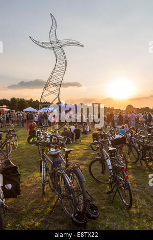 Poetry-Slam-Event, als Bestandteil der "Emscher-Kunst". Skulptur: "Zauberlehrling"-"Der Zauberlehrling" in Oberhausen Stockfoto