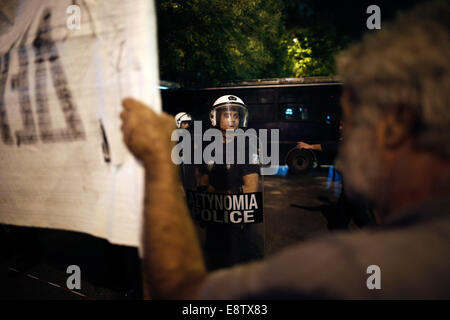 Thessaloniki, Griechenland. 14. Oktober 2014. Polizisten sperren den Eingang zum türkischen Konsulat bei einer pro-kurdischen Demonstration gegen Angriffe von islamischen Staat Aufständischen Ausrichtung auf die syrische Stadt Kobane in Thessaloniki, Griechenland am 14. Oktober 2014 ins Leben gerufen. Bildnachweis: Konstantinos Tsakalidis/Alamy Live-Nachrichten Stockfoto