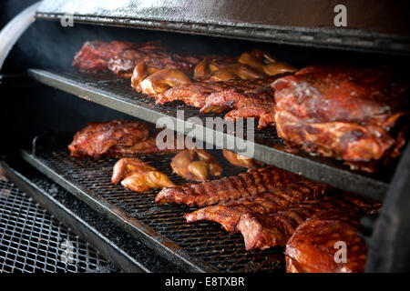 Huhn, Rindfleisch Bruststück und Schweinerippchen in der Raucher. Stockfoto