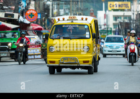 Tuk-Tuk-Moto-Taxi auf der Straße am 1. Januar 2014 in Phuket, Thailand. Berühmte thai Moto-Taxi, Tuk-Tuk genannt ist ein Wahrzeichen Stockfoto