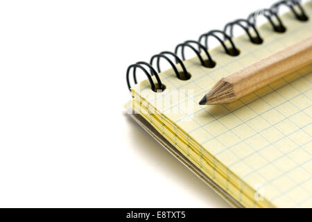 Bleistift und Notizblock auf weißem Hintergrund Stockfoto