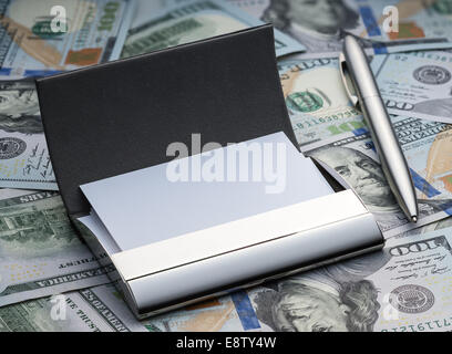 Visitenkarten-Etui und Stift auf dem Hintergrund der neuen hundert Dollar amerikanischen Stockfoto