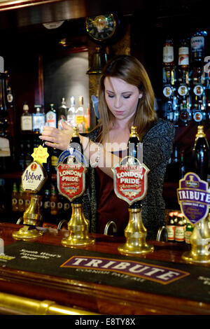 junge Kellnerin Gießen einem Pint in einem traditionellen britischen Pub der Eldon Arme Southsea England uk Stockfoto