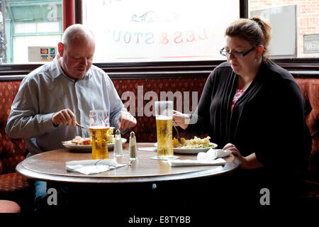 ein paar genießt ein Sonntag Braten Abendessen in einem traditionellen britischen Pub Arme der Eldon Southsea England uk Stockfoto