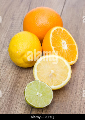 Orangen, Zitronen und Limetten Frucht auf Tisch Stockfoto