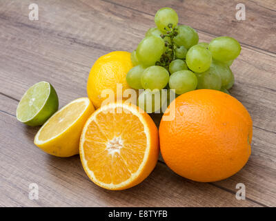 Orangen, Zitronen und Limetten Frucht auf Tisch Stockfoto