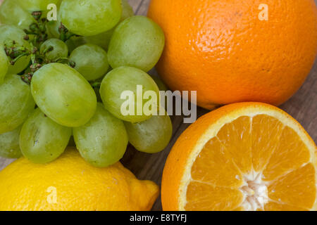 Orangen, Zitronen und Limetten Frucht auf Tisch Stockfoto