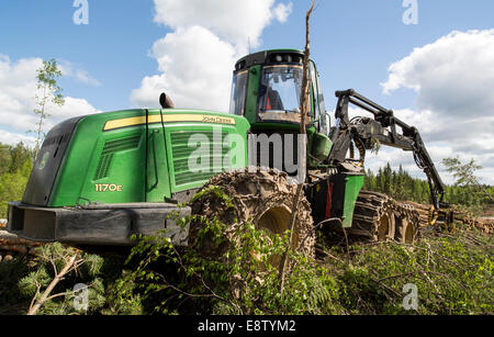 Seitenprofil eines isolierten John Deere 1170E Waldernters, Finnland Stockfoto