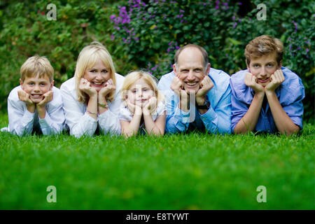 Familie von fünf liegen auf dem Rasen, professionellen Familienfoto Stockfoto