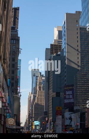 Broadway-Skyline mit Blick auf The Paramount Building am Broadway zwischen West43 und West 44 St Manhattan New York City USA Stockfoto