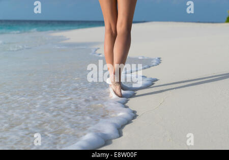 Strand-Reisen - Frau zu Fuß auf Sand Strand verlassen Fußabdrücke im Sand. Nahaufnahme Detail weiblicher Füße Stockfoto