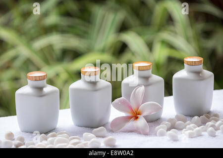 Spa und Wellness-Ambiente mit Naturseife, Steinen und Handtuch auf dem grünen Hintergrund. Spa-Konzept. Stockfoto