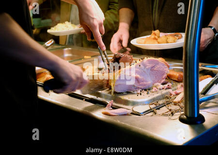 Gammon-Gelenk wird an einem Sonntag Mittag Fleischbuffet in einem traditionellen britischen Pub Eldon Arme Southsea England Großbritannien geschnitzt Stockfoto