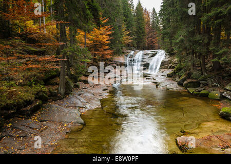 Fluss Mumlava und Wasserfällen, riesigen Berg, Nord-Böhmen, Tschechische Republik Stockfoto