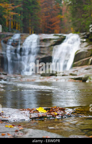 Fluss Mumlava und Wasserfällen, riesigen Berg, Nord-Böhmen, Tschechische Republik Stockfoto