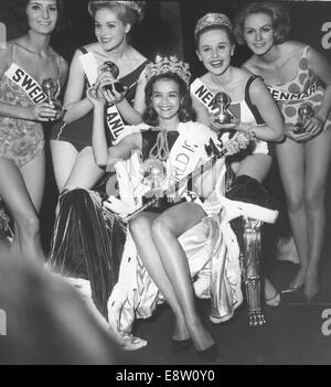 8. November 1963 - sitzt London, England, Vereinigtes Königreich - Miss Jamaica CAROLE JOAN CRAWFORD auf ihrem Thron nach dem Titelgewinn der Miss-World-1963. Sie ist umgeben von L-R Miss Schweden Greta Quiberg, 5., Miss Finnland Marja-Liisa Stahlberg, 3. aufgegeben, Miss New Zealand Elaine Miscall, die 2. und Miss Dänemark Aino Korva, 4. aufgegeben, aufgegeben. Im Alter von 20 machte die 5'3 ' (1,59 m) Schönheit, Miss World Standards, kurze Geschichte, indem er den ersten Delegierten aus ihrer Heimat, den Titel zu gewinnen. Die Veranstaltung fand im Lyceum Ballroom in London statt. Jamaika-Post eine Briefmarke von ihr Gesicht in honou Stockfoto