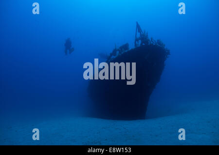 Bild vom Bug des p31-Patrouillenboot auf Comino (Malta) mit Taucher schweben auf der Seite des Schiffes. Stockfoto