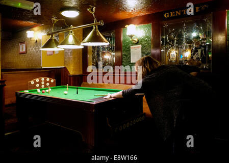 junge Frau Billard Bar in einem traditionellen britischen Pub der Eldon Arme Southsea England uk Stockfoto