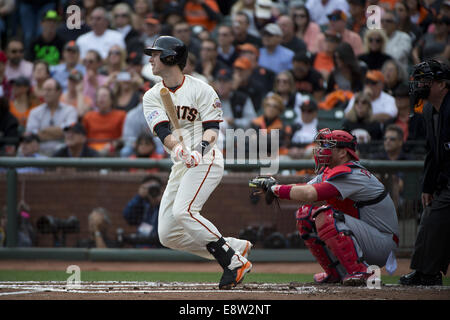 San Francisco, CA, USA. 14. Oktober 2014. San Francisco Giants Catcher Buster Posey (28) Singles im ersten Inning von Spiel 3 der National League Championship Series im AT&T Park auf Dienstag, 14. Oktober 2014 in San Francisco. Kalifornien (Kredit-Bild: © Jose Luis Villegas/Sacramento Bee/ZUMA Draht) Stockfoto