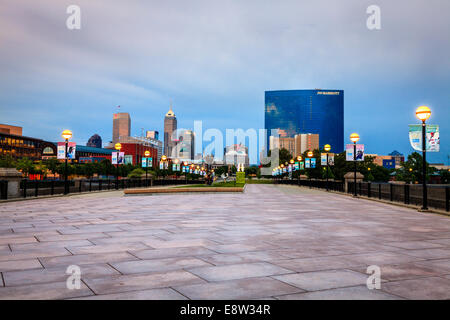 Indianapolis downtown, wie gesehen von der Fußgängerbrücke in White River Stockfoto