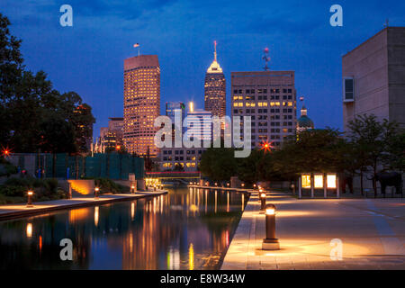 Blick auf Skyline von Indianapolis aus dem Kanal in der Nacht Stockfoto