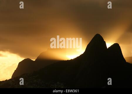 Pedra da Gávea (Gavea Rock) und Morro Dois Irmãos (zwei Brüder Hill) bei Sonnenuntergang, von Arpoador Beach gesehen. Rio De Janeiro, Brazi Stockfoto