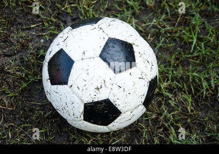 schmutzige Fußball auf schmutzigen Boden für das Spiel in der Regenzeit Stockfoto