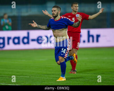 Vinkovci, Kroatien. 14. Oktober 2014. Marko Livaja (L) von Kroatien feiert nach seinem Tor gegen England bei einem UEFA u-21-Europameisterschaft 2015 Play-off-Spiel im Stadion Cibalia Vinkovci, Kroatien, 14. Oktober 2014. England 2: 1 gewonnen. Bildnachweis: Miso Lisanin/Xinhua/Alamy Live-Nachrichten Stockfoto