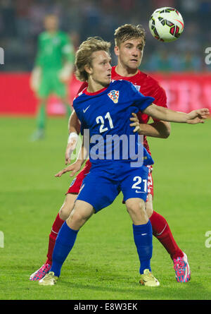 Vinkovci, Kroatien. 14. Oktober 2014. Luke Shaw (R) von England wetteifert mit Alen Halilovic Kroatiens während einer UEFA u-21-Europameisterschaft 2015 Play-off-Spiel im Stadion Cibalia Vinkovci, Kroatien, 14. Oktober 2014. England 2: 1 gewonnen. Bildnachweis: Miso Lisanin/Xinhua/Alamy Live-Nachrichten Stockfoto