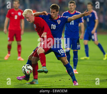 Vinkovci, Kroatien. 14. Oktober 2014. William Hughes (L) von England wetteifert mit Mario Pasalic Kroatiens während einer UEFA u-21-Europameisterschaft 2015 Play-off-Spiel im Stadion Cibalia Vinkovci, Kroatien, 14. Oktober 2014. England 2: 1 gewonnen. Bildnachweis: Miso Lisanin/Xinhua/Alamy Live-Nachrichten Stockfoto