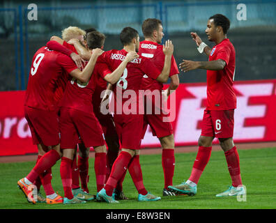 Vinkovci, Kroatien. 14. Oktober 2014. Spieler von England feiern nach seinem Tor gegen Kroatien während einer UEFA u-21-Europameisterschaft 2015 Play-off-Spiel im Stadion Cibalia Vinkovci, Kroatien, 14. Oktober 2014. England 2: 1 gewonnen. Bildnachweis: Miso Lisanin/Xinhua/Alamy Live-Nachrichten Stockfoto