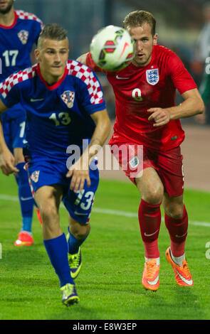 Vinkovci, Kroatien. 14. Oktober 2014. Harry Kane (L) von England wetteifert mit Mato Milos Kroatiens während einer UEFA u-21-Europameisterschaft 2015 Play-off-Spiel im Stadion Cibalia Vinkovci, Kroatien, 14. Oktober 2014. England 2: 1 gewonnen. Bildnachweis: Miso Lisanin/Xinhua/Alamy Live-Nachrichten Stockfoto