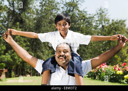 1 Indien verspielten Mann mit Kind Stockfoto