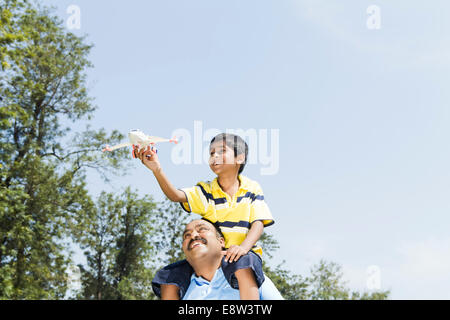 1 indische Kind fliegen Flugzeug mit Vater Stockfoto