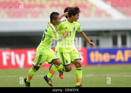 Nay Pyi Taw, Myanmar. 13. Oktober 2014. (L-R) Takahiro Sekine, Takumi Minamino (JPN) Fußball: Takumi Minamino Japan feiert nach seinem Tor ihr 1. Tor während der AFC U-19-Weltmeisterschaft 2014 Gruppe C-Partie zwischen Südkorea 1-2 Japan Wunna Theikdi Stadion in Nay Pyi Taw, Myanmar. Bildnachweis: AFLO/Alamy Live-Nachrichten Stockfoto