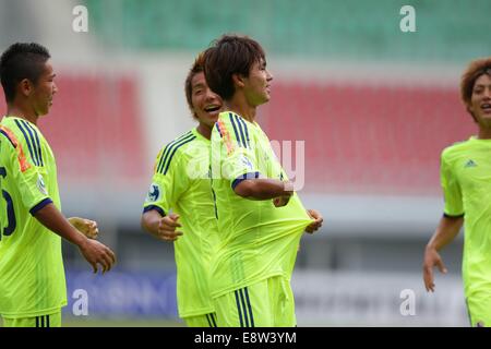 Nay Pyi Taw, Myanmar. 13. Oktober 2014. Takumi Minamino (JPN) Fußball: Takumi Minamino (C) von Japan feiert nach seinem Tor ihr 1. Tor während der AFC U-19-Weltmeisterschaft 2014 Gruppe C-Partie zwischen Südkorea 1-2 Japan Wunna Theikdi Stadion in Nay Pyi Taw, Myanmar. Bildnachweis: AFLO/Alamy Live-Nachrichten Stockfoto