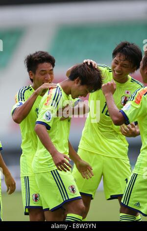 Nay Pyi Taw, Myanmar. 13. Oktober 2014. Takumi Minamino (JPN) Fußball: Takumi Minamino (2L) von Japan feiert nach seinem Tor ihr 1. Tor während der AFC U-19-Weltmeisterschaft 2014 Gruppe C-Partie zwischen Südkorea 1-2 Japan Wunna Theikdi Stadion in Nay Pyi Taw, Myanmar. Bildnachweis: AFLO/Alamy Live-Nachrichten Stockfoto