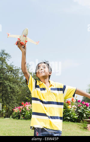 1 indische Kind fliegen Flugzeug im Park Stockfoto