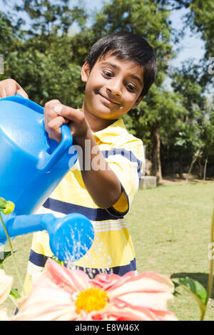 1 indische Junge sprühen Wasser Stockfoto