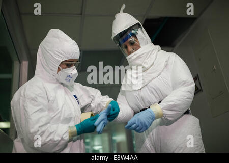 Bogota, Kolumbien. 14. Oktober 2014. Memebrs des National Health Institute teilnehmen, während eine Anzeige der Verwendung von einem B3-Anzug von biologischen Schutz, in der Stadt Bogota, die Hauptstadt von Kolumbien, am 14. Oktober 2014. Gesundheitsministerium und der National Health Institute durchgeführt, eine Anzeige der Verwendung von einem B3-Anzug, zu wissen, seinen Betrieb auf Protokolle der Biosicherheit in der Handhabung und Isolierung des Virus wie Ebola. Bildnachweis: Jhon Paz/Xinhua/Alamy Live-Nachrichten Stockfoto