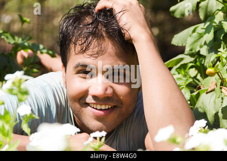 1 indischer Mann liegend In Parks Stockfoto