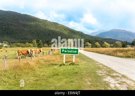 Paradies ist eine pastorale ländlichen Ort in Otago Region der Südinsel Neuseelands. Straßenschild Kühe Kamera Gewitter zu betrachten.