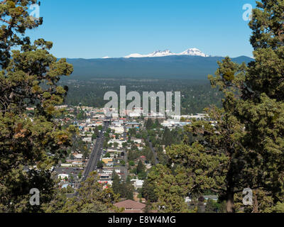 Bend, Oregon, mit schneebedeckten Berggipfeln der Kaskade im Hintergrund. Stockfoto