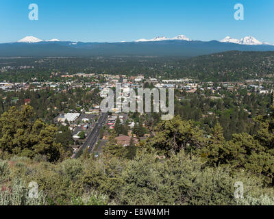 Bend, Oregon, mit schneebedeckten Berggipfeln der Kaskade im Hintergrund. Stockfoto