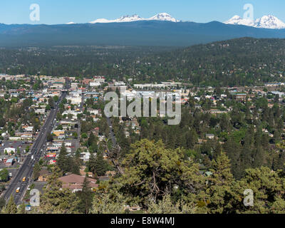 Bend, Oregon, mit schneebedeckten Berggipfeln der Kaskade im Hintergrund. Stockfoto