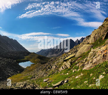 Cirruswolken über die Bergtundra in Ostsibirien Stockfoto